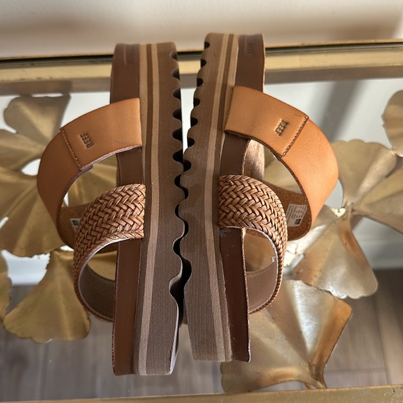 Reef Women's Tan Sandals - Picture 13 of 16